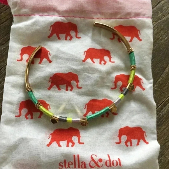 Stella & Dot yarn stud gold bangle - Picture 2 of 4